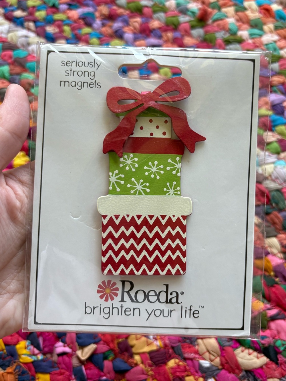 ROEDA HAND-PAINTED METAL CHRISTMAS PRESENTS MAGNET